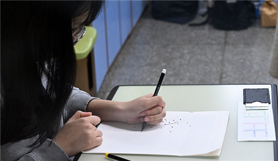 마킹 연습하는 수험생. 연합뉴스