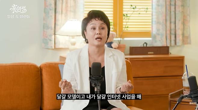 방송인 이경실씨가 론칭한 달걀 브랜드가 최근 뜨거운 관심을 받는 동시에 논란의 중심에도 섰다. 해당 브랜드 달걀은 난각번호 4번, 즉 기존 케이지 사육 제품임에도 30구 기준 1만5000원대에 판매돼 일부 소비자들 사이에서 ‘사육환경에 비해 지나치게 높은 가격’이라는 비판을 받고 있다. 유튜브 채널 ‘롤링썬더’ 영상 캡처