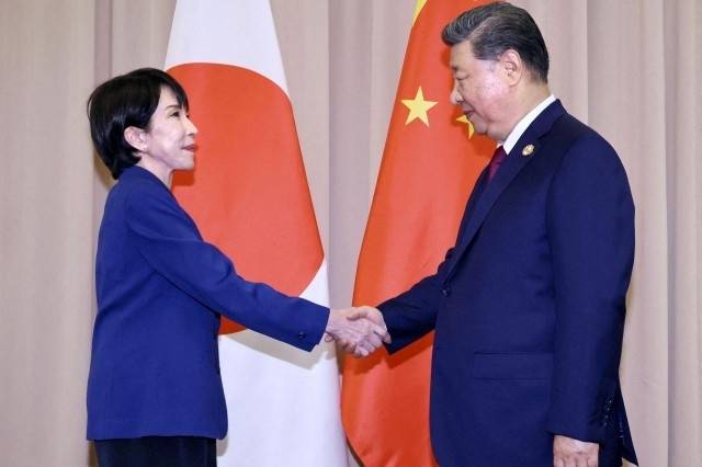 다카이치 사나에(왼쪽) 일본 총리와 시진핑 중국 국가 주석이 지난달 31일 경주에서 열린 정상회담에 앞서 굳은 표정으로 악수하고 있다. 교도 연합뉴스