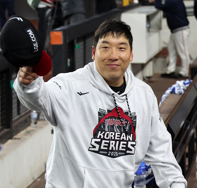 인사하는 김현수 - LG 트윈스 김현수가 10월 30일 대전한화생명볼파크에서 열린 2025 KBO 한국시리즈 4차전 한화 이글스와의 원정 경기에서 승리한 뒤 기뻐하고 있다. 대전 연합뉴스