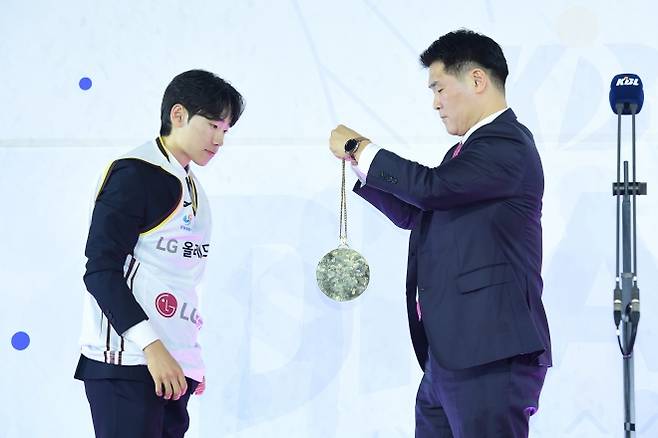 김준영이 14일 서울 잠실학생체육관에서 열린 2025 프로농구 신인드래프트에서 조상현 창원 LG 감독으로부터 지명받고 있다. KBL 제공