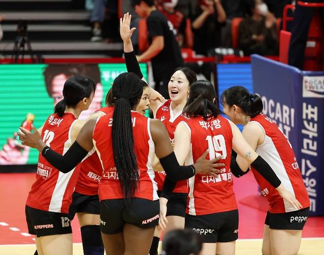 18일 광주 서구 페퍼스타디움에서 열린 프로배구 V리그 여자부 페퍼저축은행과 현대건설의 경기. 페퍼저축은행 선수들이 3세트를 따낸 후 기뻐하고 있다. 2025.11.18 광주 연합뉴스
