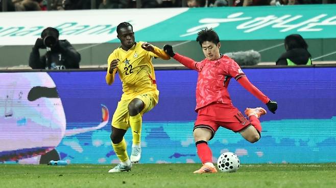 한국 축구 국가대표 이강인이 18일 서울 월드컵경기장에서 열린 2026 북중미월드컵 대비 가나와의 평가전에서 크로스를 올리고 있다. 연합뉴스