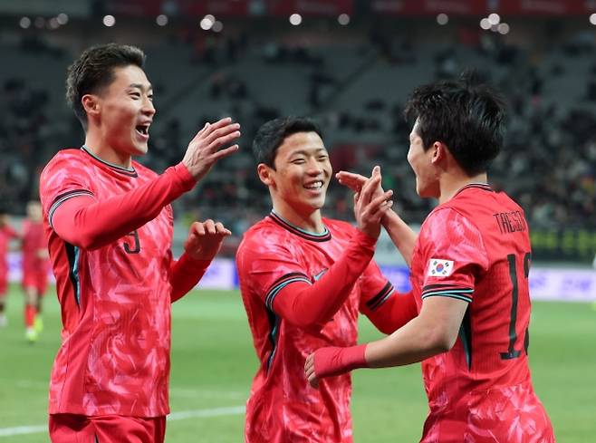 한국 축구 국가대표 이태석이 18일 서울 월드컵경기장에서 열린 2026 북중미월드컵 대비 가나와의 평가전에서 득점한 뒤 조규성, 황희찬에게 축하받고 있다. 연합뉴스