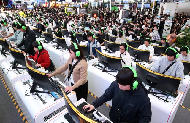13일 부산 해운대구 벡스코에서 열린 국내 최대 게임전시회 '지스타 2025'에서 관람객들이 신작 게임을 즐기고 있다. 뉴스1
