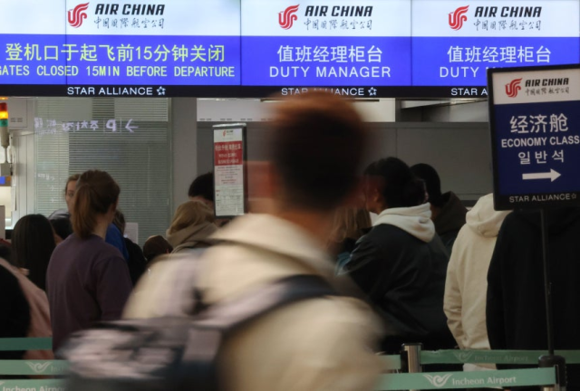 지난 4일 인천국제공항 제1여객터미널 출국장에 붐비는 여행객 뒤로 중국국제항공(에어차이나) 카운터가 보인다. 뉴스1