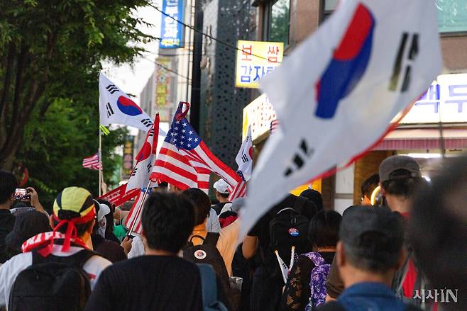 7월11일 서울 구로구 대림역 인근에서 윤석열 지지자들이 혐중 시위를 열고 있다. ⓒ시사IN 신선영