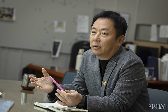 조선영 구로중학교 교장은 혐중 시위를 막아달라고 경찰에 서한을 보냈다. ⓒ시사IN 이명익