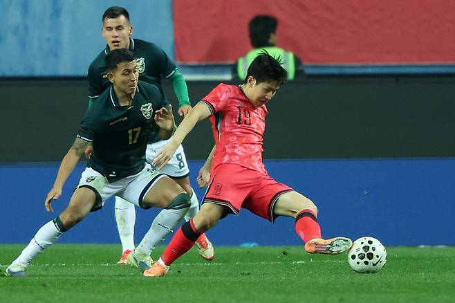 축구대표팀 이강인(오른쪽 2번째)이 14일 대전월드컵경기장서 열린 볼리비아 평가전 도중 상대 수비수들의 집중 견제를 뚫고 볼을 운반하고 있다. 대전|뉴시스