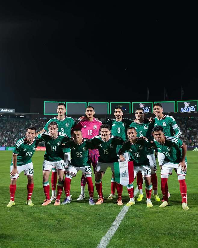 멕시코 축구국가대표팀 선수들이 16일(한국시간) 에스타디오 코로나에서 열린 우루과이와 홈경기 시작 전 기념촬영을 하고 있다. 멕시코는 이날 0-0 무승부를 기록하며 최근 5경기 무승을 이어갔다. 사진출처｜멕시코 축구국가대표팀 인스타그램