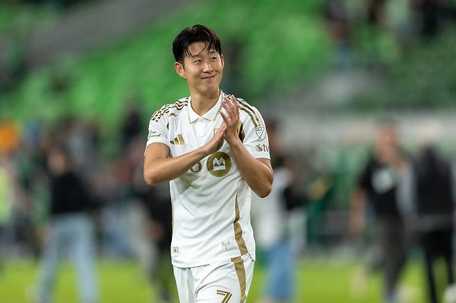 LAFC 손흥민이 3일(한국시간) Q2스타디움에서 열린 오스틴과 MLS 서부 콘퍼런스 플레이오프(PO) 1라운드 2차전 원정경기에서 4-1 승리를 거둔 뒤 관중에게 인사하고 있다. 오스틴(미 텍사스주)｜AP뉴시스