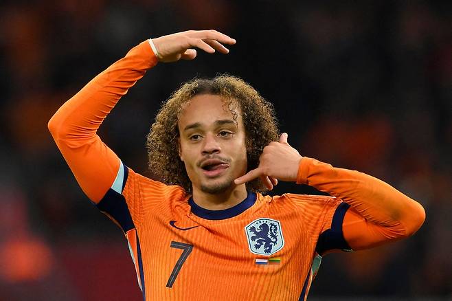 18일 네덜란드 암스테르담 요한 크라위프 아레나에서 열린 2026년 FIFA 월드컵 유럽예선 G조 경기에서 네덜란드의자비 시몬스가 팀의 세 번째 골을 넣은 뒤 누군가에게 전화하는 세리머니를 하고 있다. AFP