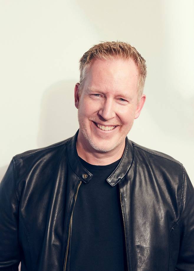 연출을 맡은 재러드 부시 감독.