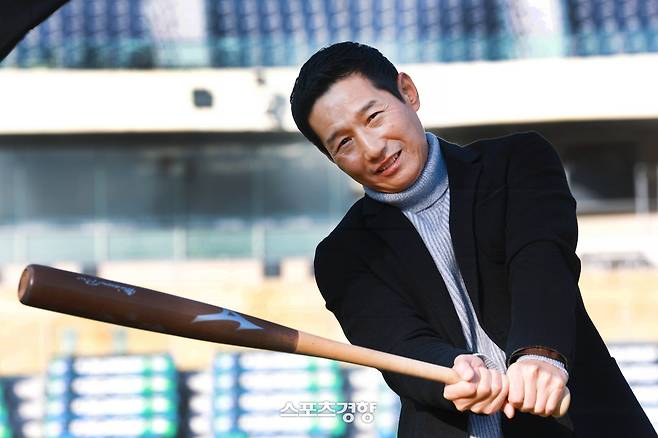 2025시즌 프로야구 통합우승을 이끈 LG 염경엽 감독이 17일 서울 잠실야구장에서 인터뷰에 앞서 포즈를 취하고 있다. 2025.11.17. 정지윤 선임기자