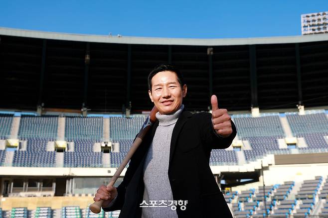 2025시즌 프로야구 통합우승을 이끈 LG 염경엽 감독이 17일 서울 잠실야구장에서 인터뷰에 앞서 포즈를 취하고 있다. 2025.11.17. 정지윤 선임기자