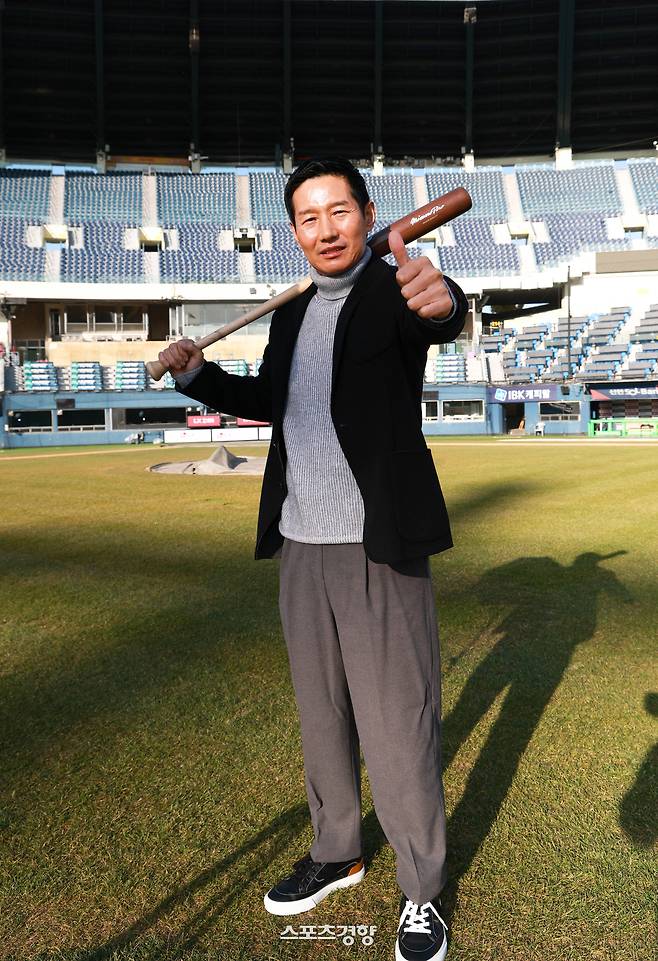 2025시즌 프로야구 통합우승을 이끈 LG 염경엽 감독이 17일 서울 잠실야구장에서 인터뷰에 앞서 포즈를 취하고 있다. 2025.11.17. 정지윤 선임기자