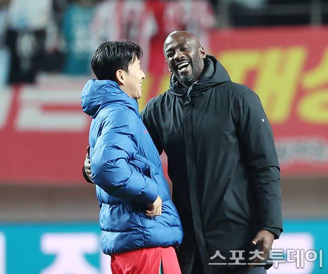 손흥민과 아도 감독 / 사진=권광일 기자