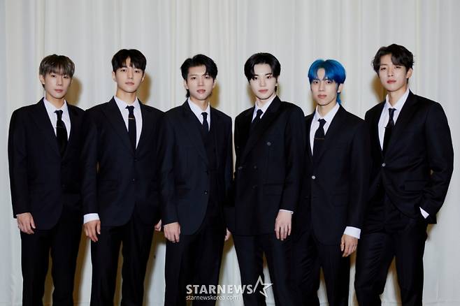 그룹 인피니트(INFINITE)가 31일 오후 서울 서초구 더 리버사이드 호텔에서 진행된 일곱 번째 미니앨범 '비긴'(13egin) 발매 기념 기자간담회에 참석해 포즈를 취하고 있다.  새 앨범 타이틀곡 '뉴 이모션스(New Emotions)'는 멤버들의 6인 6색 풍성한 보컬과 코드 프로그레션이 묵직하게 어우러진 소리 표현이 매력적인 트랙으로 프로듀서 라이언 전(Ryan Jhun)이 작곡을 맡았다. 또한 인피니트는 매혹적인 남자들의 나른함과 섹시함을 담아 마치 고급 향수의 은은한 향과 같이 세련되면서도 과하지 않은 퍼포먼스를 완성했다. / 사진제공 =인피니트 컴퍼니 /사진=김창현