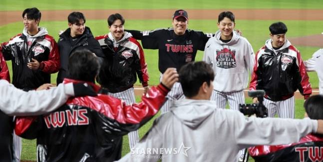 LG 김현수(윗줄 오른쪽에서 3번째). /사진=김진경 대기자