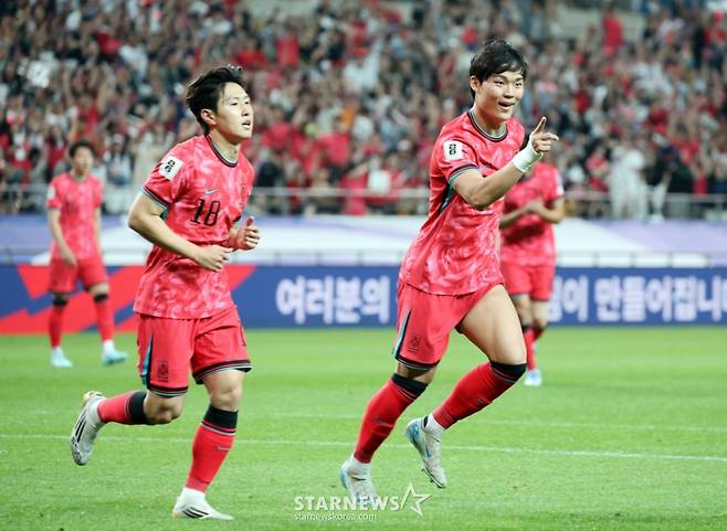 지난 6월 쿠웨이트전에서 골을 터뜨린 오현규(오른쪽). /사진=강영조 선임기자