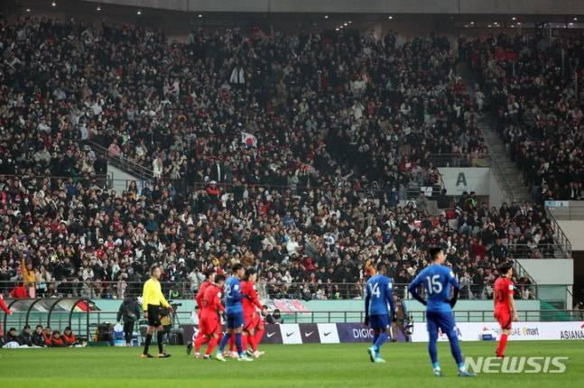 지난 2023년 11월 서울월드컵경기장에서 열린 2026 국제축구연맹(FIFA) 북중미 월드컵 아시아 지역 2차 예선 대한민국 대 싱가포르 경기, 궂은 날씨에도 많은 관객이 경기를 관람하고 있다. /사진=뉴시스