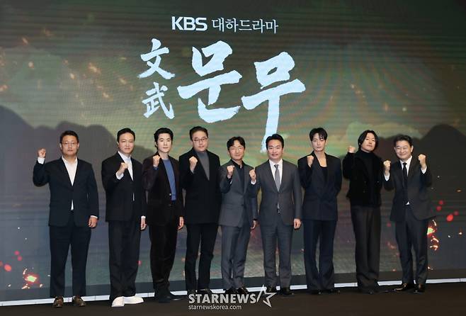 김영조 감독을 비롯해 배우 정웅인, 김강우, 이현욱, 장혁, 조성하 등 출연 및 제작자드링 18일 오후 서울 구로구 더세인트에서 진행된 KBS 2TV 대하드라마 '문무' 제작보고회에 참석해 포즈를 취하고 있다.  '문무'는 약소국 신라가 고구려, 백제를 넘어 당나라까지 물리치고, 삼국통일을 완성한 위대한 승리의 역사를 조명하는 역사 드라마다. /2025.11.18 /사진=이동훈 photoguy@