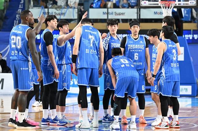 대역전패를 당한 가스공사 선수들. /사진=KBL