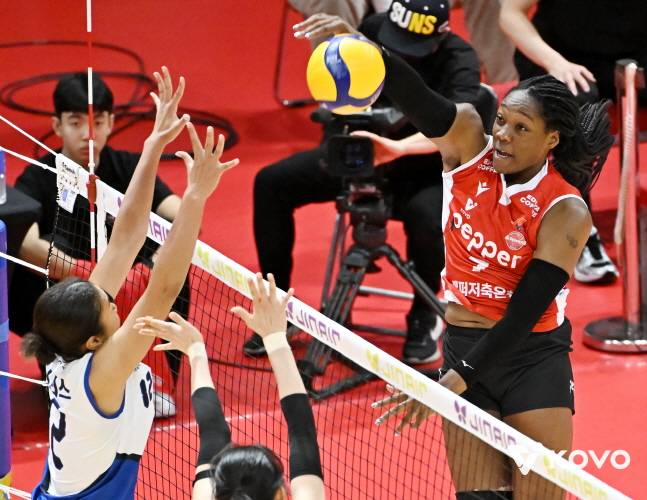 페퍼저축은행 조이(오른쪽)가 강스파이크를 날리고 있다. /사진=KOVO 제공