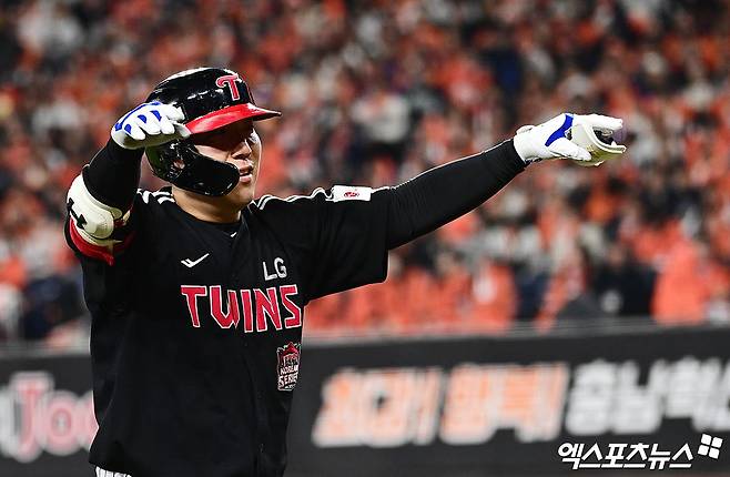 지난달  31일 오후 대전한화생명볼파크에서 열린 '2025 신한 SOL Bank KBO 한국시리즈' LG 트윈스와 한화 이글스의 경기, 8회초 무사 1루 LG 김현수가 안타를 친 뒤 대주자 최원영과 교체되어 더그아웃으로 향하며 세리머니를 하고 있다. 엑스포츠뉴스 DB