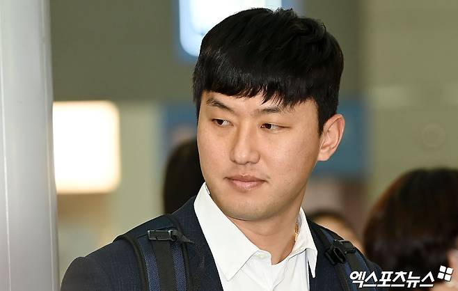 두산 구단은 지난 17일 '홍건희 선수 측이 옵트아웃을 발동하겠다고 구단에 전달했다'라고 밝혔다. 홍건희는 2024시즌을 앞두고 생애 첫 자유계약선수(FA) 자격을 얻어 2+2년 최대 24억 5000만원(계약금 3억원, 연봉 총액 21억원, 인센티브 5000만원)에 두산 잔류를 선택했다.&nbsp;홍건희는 첫 2년 계약이 끝난 뒤 2년 15억원 규모의 선수 옵션이 있었다. 홍건희는 옵트아웃을 선택했다. 김원형 두산 신임 감독은 '정말 아쉽다. 검증된 베테랑 불펜 투수 있고 없고의 차이가 크다"고 했다. 엑스포츠뉴스DB