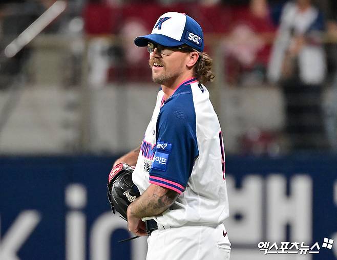 5일 오후 서울 구로구 고척스카이돔에서 열린 '2025 신한 SOL Bank KBO리그' 한화 이글스와 키움 히어로즈의 경기, 3회초 1사 키움 선발투수 웰스가 스톤의 수비에 감탄하고 있다. 엑스포츠뉴스DB
