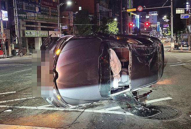 음주운전 차량 변압기 들이받고 전도 [부산경찰청 제공. 재판매 및 DB금지]