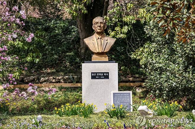 천리포수목원 설립자 민병갈 박사 흉상 (태안=연합뉴스) 백승렬 기자 = 충남 태안군 소원면 천리포수목원 설립자 민병갈 박사 흉상. 2025.4.13 srbaek@yna.co.kr