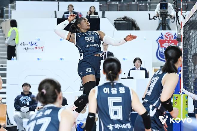 공격하는 한국도로공사의 모마(중앙) [한국배구연맹 제공. 재판매 및 DB 금지]