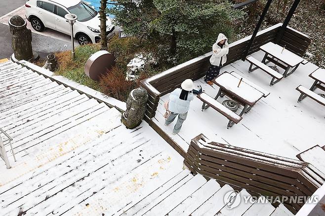 한라산 1100고지에 내린 첫눈 (제주=연합뉴스) 박지호 기자 = 18일 오전 제주 한라산 국립공원 1100고지에 첫눈이 내려 외국인 관광객들이 겨울 정취를 만끽하고 있다. 2025.11.18 jihopark@yna.co.kr