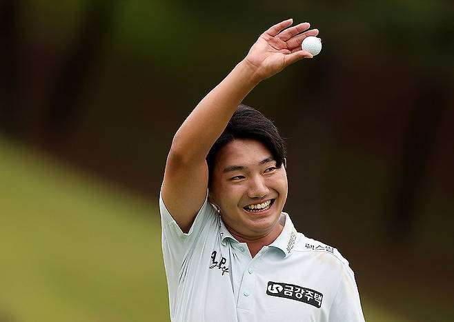 옥태훈, KPGA 데뷔 후 첫 우승 (서울=연합뉴스) 옥태훈이 22일 경남 양산 에이원 컨트리클럽에서 열린 제68회 한국프로골프(KPGA) 선수권대회 4라운드에서 우승을 확정 짓고 기뻐하고 있다. 
    2018년 KPGA 투어에 데뷔한 옥태훈이 이번 대회에서 처음 우승컵을 들어 올렸다. 2025.6.22 [KPGA 제공. 재판매 및 DB 금지] photo@yna.co.kr