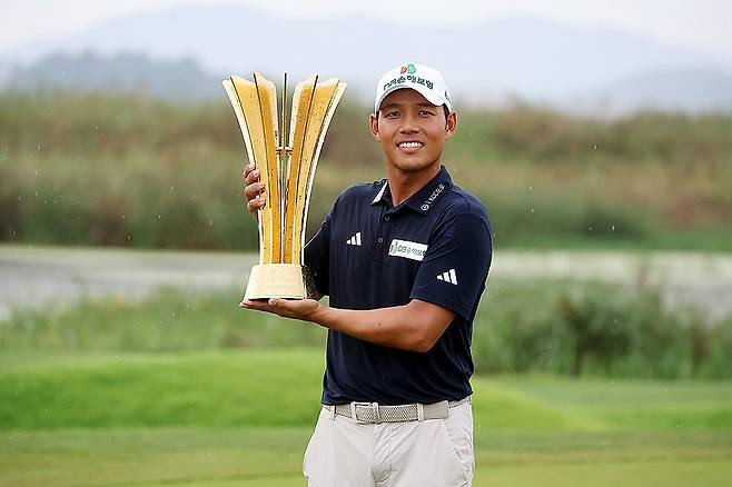우승트로피 든 문도엽 (서울=연합뉴스) 문도엽이 7일 전남 영암군 골프존카운티 영암45에서 열린 KPGA 투어 KPGA 파운더스컵 최종 라운드에서 우승을 차지한 뒤 트로피를 들고 기념촬영하고 있다. 2025.9.7 [KPGA 제공. 재판매 및 DB 금지] photo@yna.co.kr