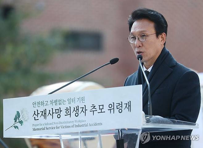 추모사하는 김민석 총리 (서울=연합뉴스) 신준희 기자 = 김민석 국무총리가 18일 종로구 조계사에서 열린 산재사망 희생자 추모 위령재에서 추모사를 하고 있다. 2025.11.18 hama@yna.co.kr