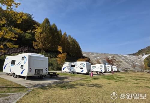 ◇화천군이 평화의 댐 오토캠핑장에 최신식 카라반 캠핑시설을 설치, 관광객들에게 인기를 끌고 있다. 화천=장기영기자