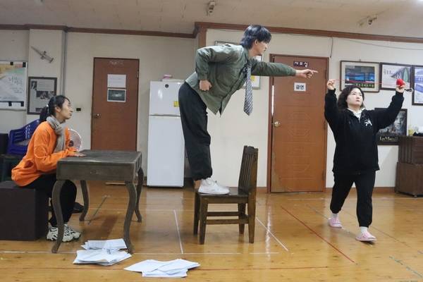 마산 극단 객석과 무대의 정기공연 <수업> 한 장면. /주성희 기자