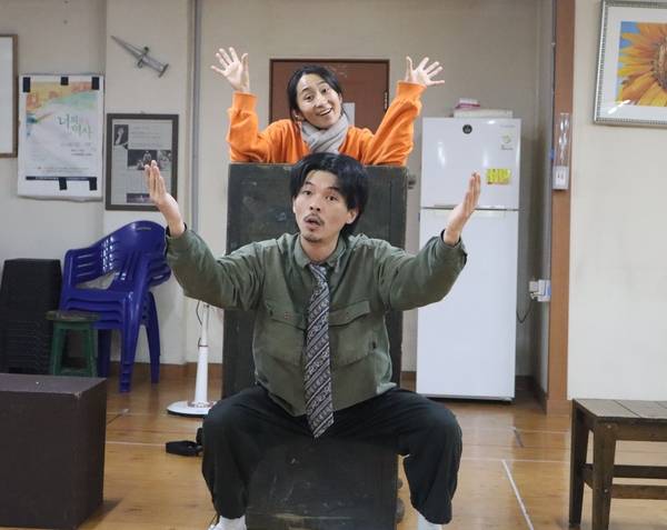 마산 극단 객석과 무대의 정기공연 <수업> 한 장면. /주성희 기자