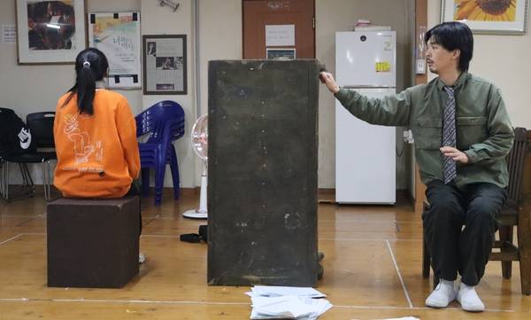 마산 극단 객석과 무대의 정기공연 <수업> 한 장면. /주성희 기자