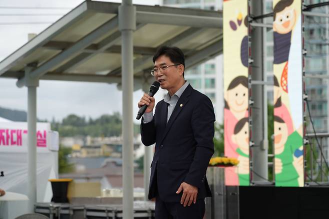 ▲ 이영기 의원이 영천 공설시장 개설 70주년 고객사은대잔치에서 인사말을 하고 있다.