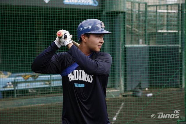 NC 다이노스 김휘집이 일본 오키나와 기노자 스타디움에서 실내연습장에서 타격 훈련을 소화하고 있다./NC 다이노스/