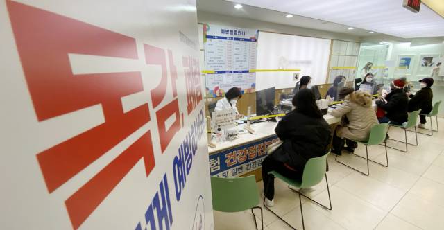 대구 서구 인구보건복지협회 가족보건의원을 찾은 내원객들이 독감 예방접종을 위해 기다리고 있는 모습. 기사 내용과 관계 없음. 대구일보DB