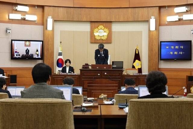 봉화군의회 금동윤 부의장이 19일 열린 제276회 정례회 개회 인사말을 하고 있다. 봉화군의회 제공