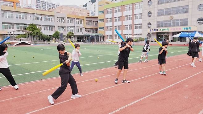대구 서재초 티볼클럽 학생들이 방과후 운동장에서 티볼 배트를 휘두르는 연습을 하고 있다. 이효설기자