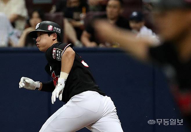 [서울=뉴시스] 조성우 기자 = 11일 오후 서울 구로구 고척스카이돔에서 열린 2023 KBO 리그 KT 위즈와 키움 히어로즈의 경기, kt 7회초 공격 1사 주자 1, 2루서 이호연이 1타점 적시타를 때리고 있다. 2023.07.11. xconfind@newsis.com