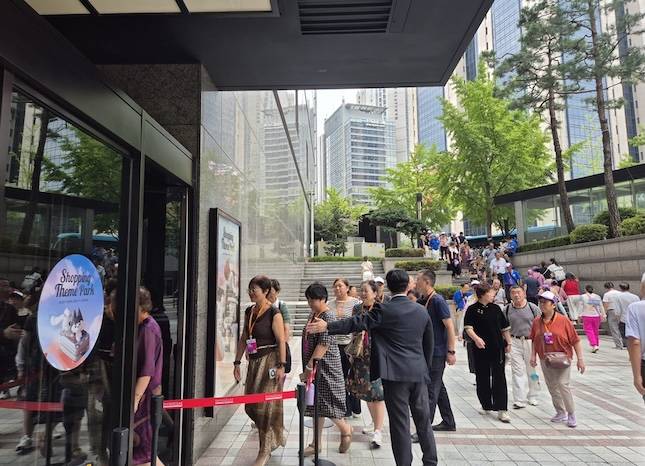 신세계면세점 명동점을 방문한 중국 단체 관광객./사진=신세계면세점 제공