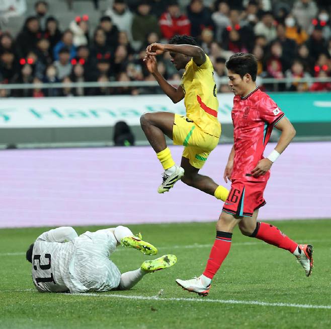 18일 서울 마포구 서울월드컵경기장에서 열린 남자축구 국가대표 A매치 평가전 대한민국과 가나의 경기. 한국 골키퍼 송범근이 공을 잡아내고 있다. 사진=연합뉴스